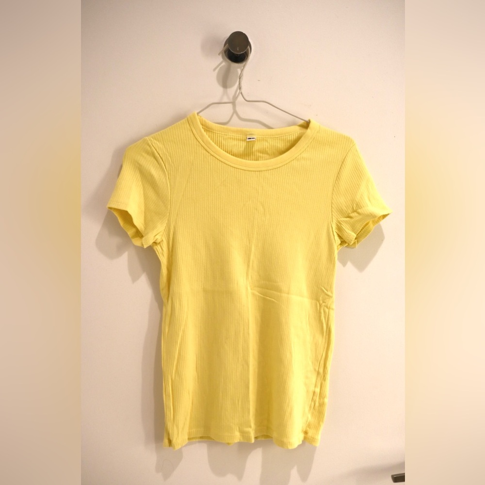 Uniqlo Small Yellow Ribbed Women's Short Sleeve Top with Great Elasticity